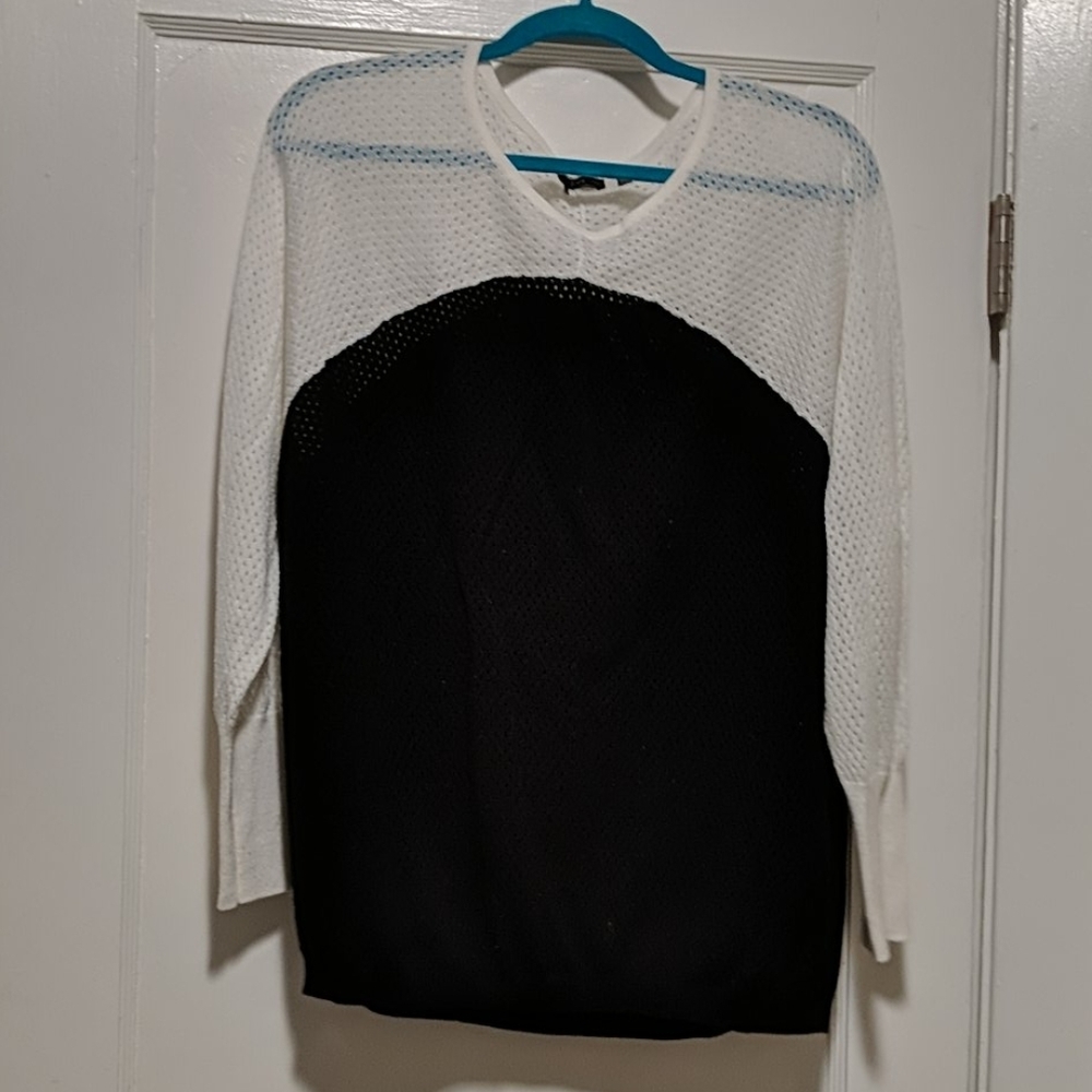 Black and white long sleep top